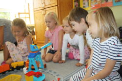 Kinder spielen zusammen